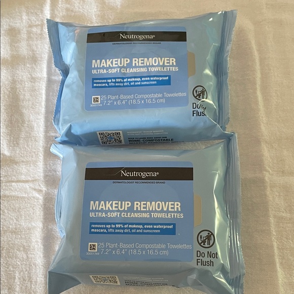 Neutrogena Ultra-Soft Cleansing Towelettes in Light Blue - Picture 1 of 1